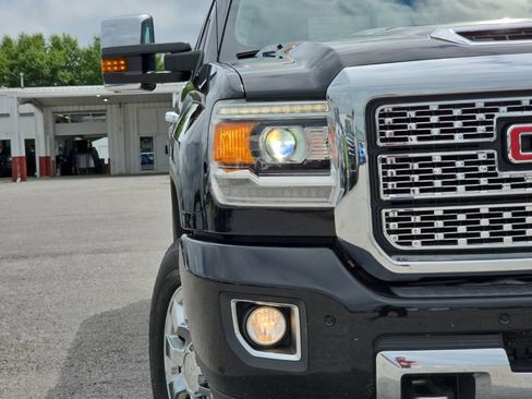 Used 2019 GMC Sierra 2500 Denali w/ Duramax Plus Package AWD/4WD image 9