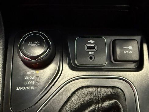 Used 2019 Jeep Cherokee Latitude Plus w/ Cold Weather Group image 31