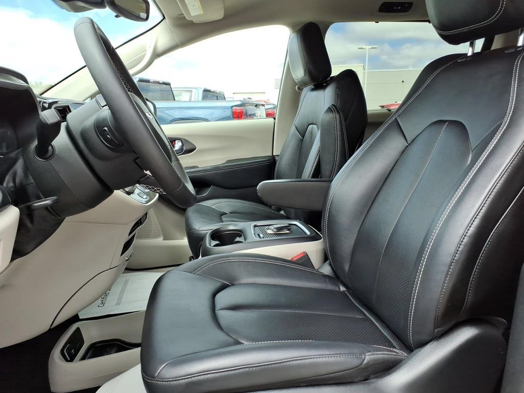 Used 2024 Chrysler Pacifica Touring-L FWD image 13