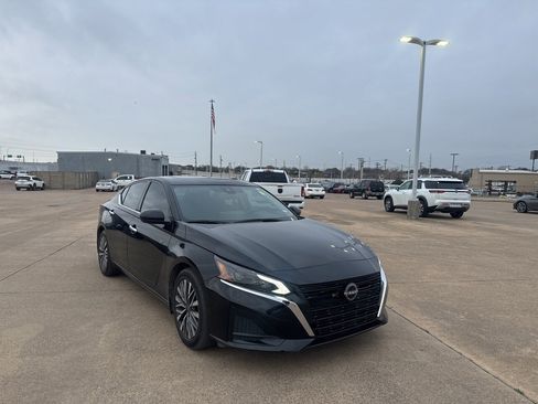 Certified 2023 Nissan Altima 2.5 SV w/ SV Premium Package image 1