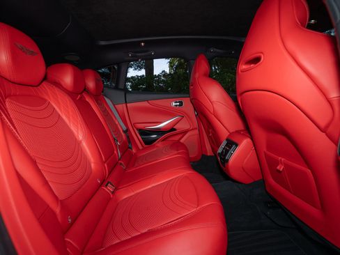 Used 2023 Aston Martin DBX image 17