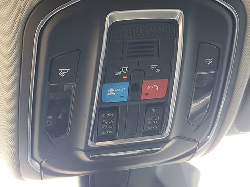 Used 2023 Jeep Grand Cherokee Laredo image 23