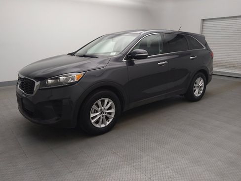 Used 2019 Kia Sorento FWD V6 image 2
