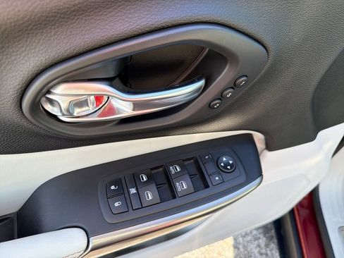 Used 2020 Jeep Cherokee Limited image 18