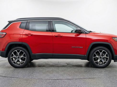 Used 2025 Jeep Compass Limited image 11