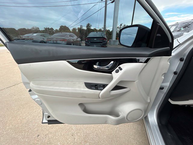 Used 2019 Nissan Rogue Sport SL FWD image 17