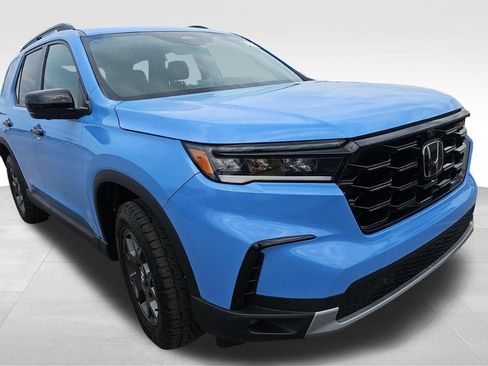 Used 2025 Honda Pilot TrailSport image 2
