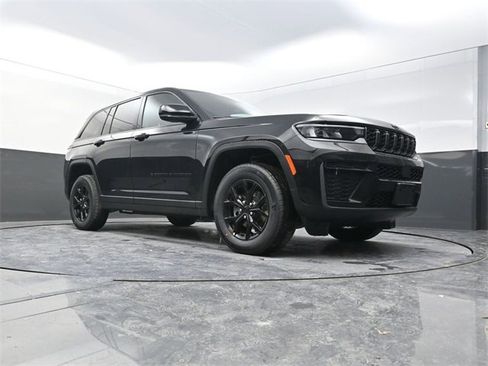 New 2026 Jeep Grand Cherokee Altitude image 17