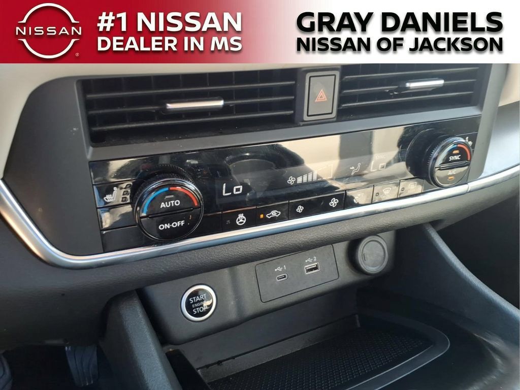 Used 2023 Nissan Rogue SV w/ SV Premium B Package FWD image 18