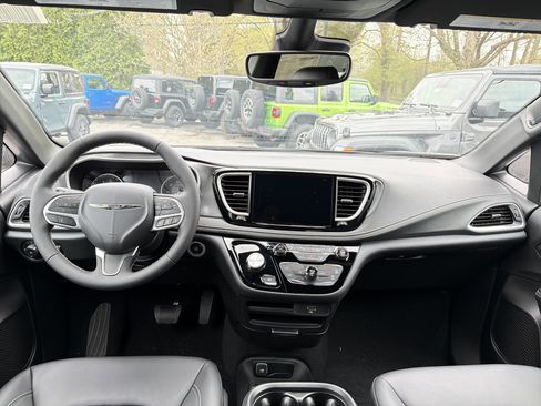 New 2026 Chrysler Pacifica Select AWD/4WD image 11