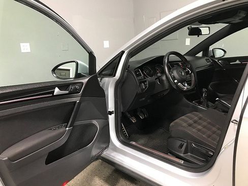 Used 2017 Volkswagen GTI SE image 9