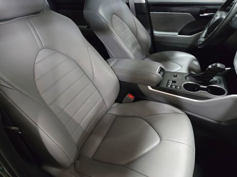 Used 2023 Toyota Highlander XLE image 22