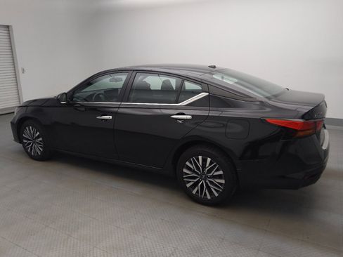 Used 2023 Nissan Altima 2.5 SV w/ SV Premium Package AWD/4WD image 3