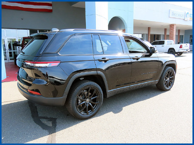 Used 2023 Jeep Grand Cherokee Limited w/ Black Appearance Package AWD/4WD image 7