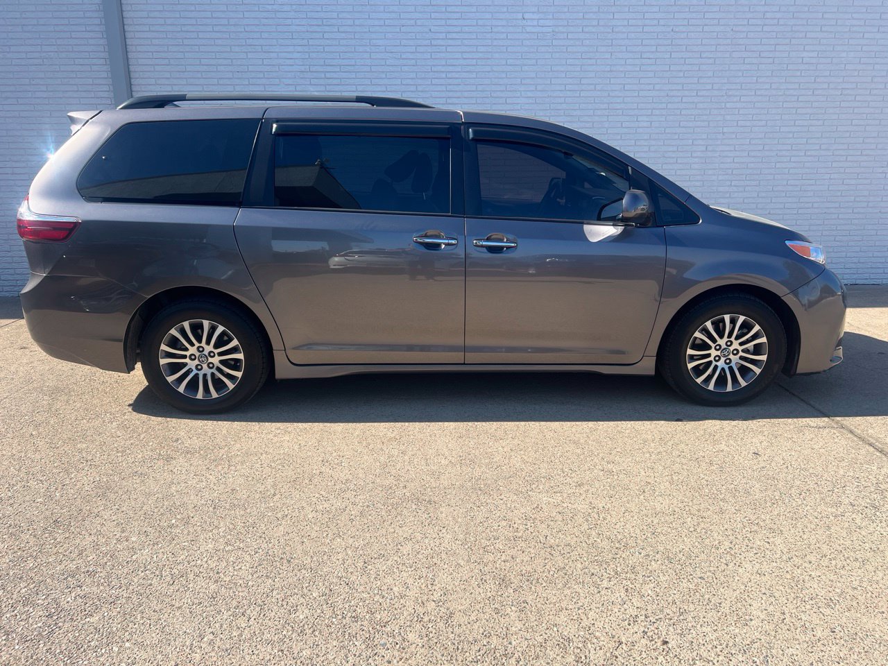 Used 2018 Toyota Sienna XLE w/ XLE Navigation Package FWD image 2