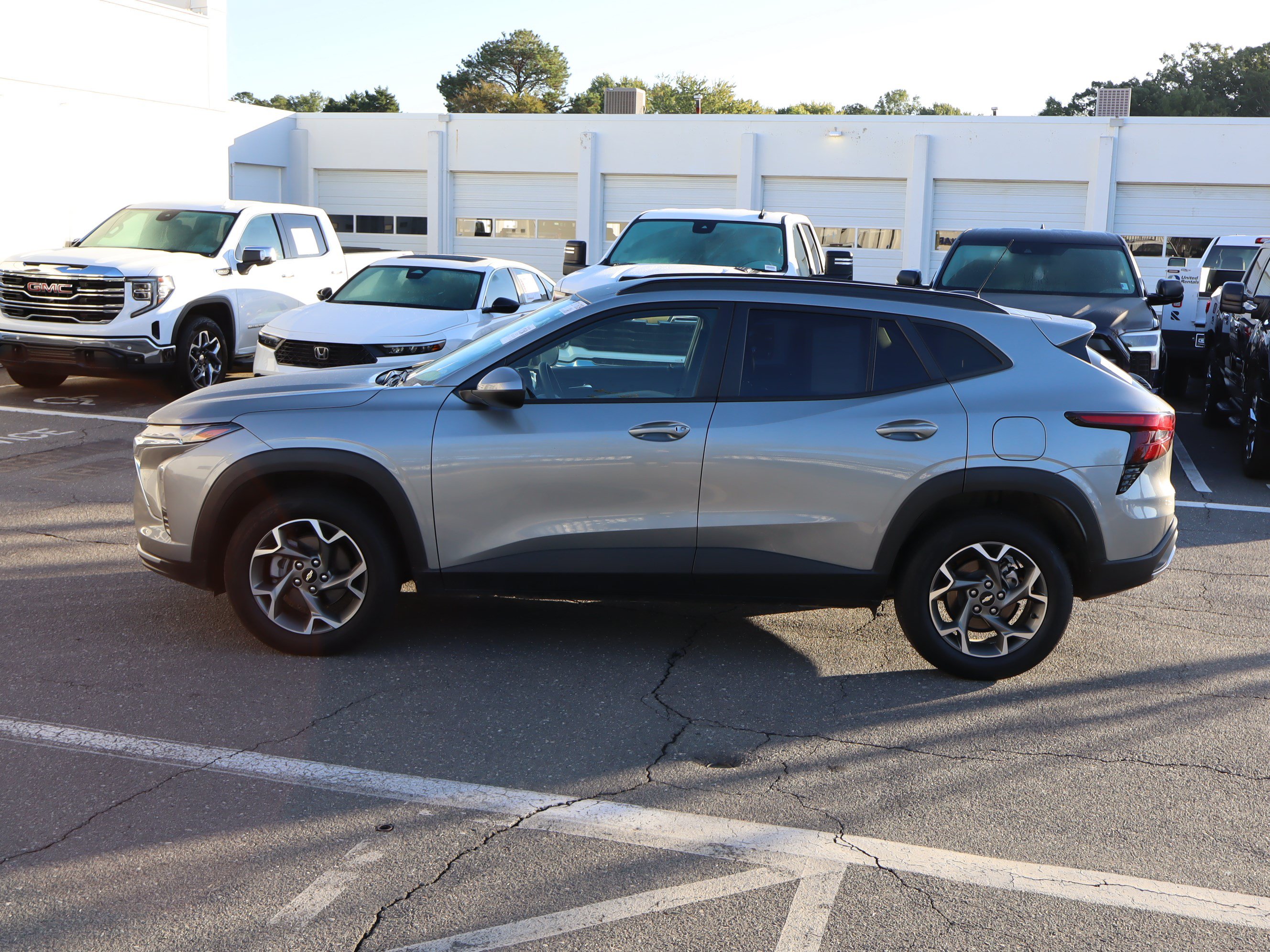 Used 2025 Chevrolet Trax LT FWD image 17