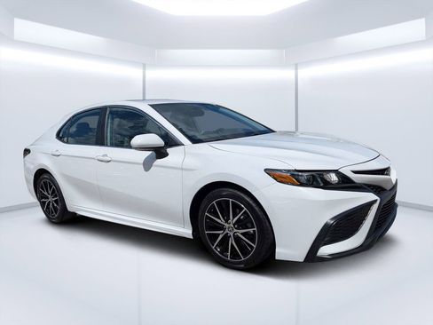 Used 2023 Toyota Camry SE FWD image 1