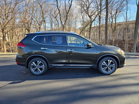 Used 2017 Nissan Rogue SL w/ SL Premium Package image 2