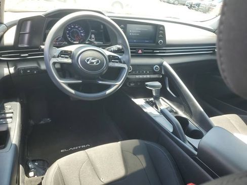 Used 2022 Hyundai Elantra SEL w/ Preferred Accessory Package FWD image 9