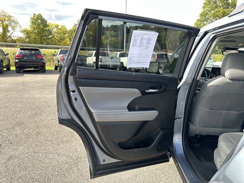 Used 2022 Toyota Highlander XLE image 28