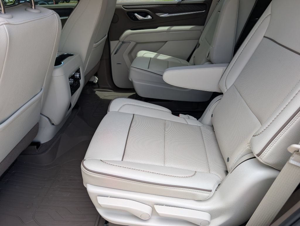 Used 2022 GMC Yukon Denali w/ Denali Premium Package AWD/4WD image 9