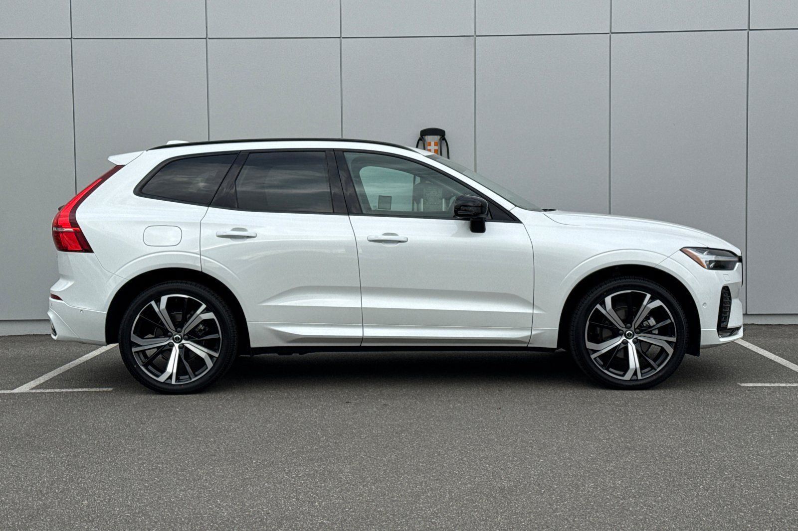 Used 2023 Volvo XC60 B5 Ultimate w/ Climate Package FWD image 6