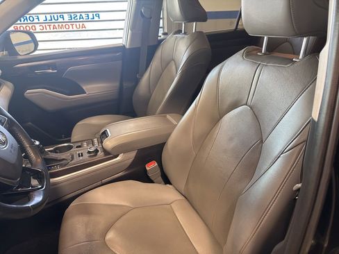 Used 2021 Toyota Highlander Limited image 19