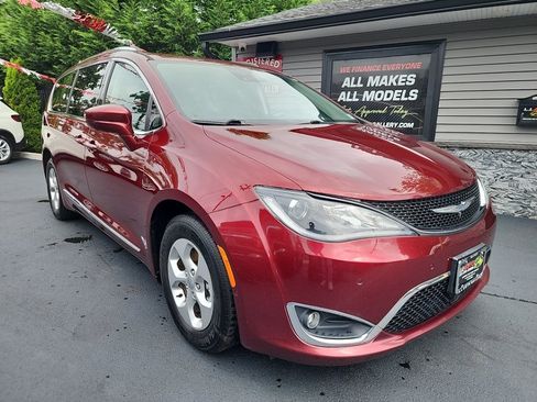 Used 2017 Chrysler Pacifica Touring-L Plus w/ Advanced Safetytec Group FWD image 4