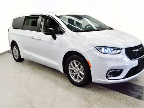 Used 2024 Chrysler Pacifica Touring-L FWD image 2