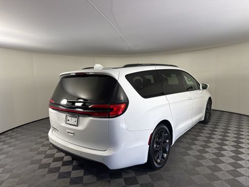 Used 2021 Chrysler Pacifica Touring w/ S Appearance Package FWD image 5