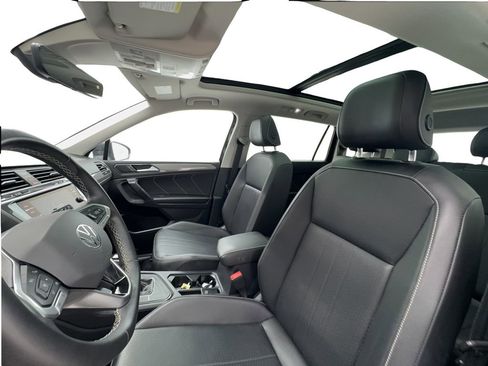 Used 2022 Volkswagen Tiguan SE w/ Panoramic Sunroof Package FWD image 20