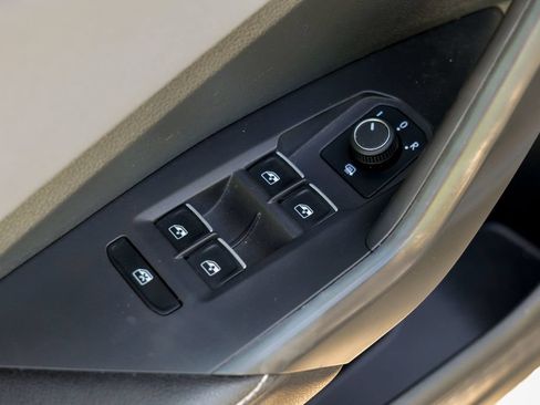 Used 2025 Volkswagen Jetta SE w/ Sunroof Package FWD image 18