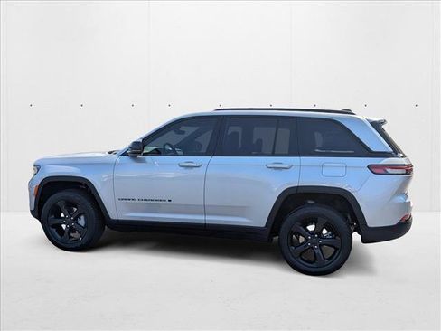 New 2025 Jeep Grand Cherokee Limited w/ Black Appearance Package image 8