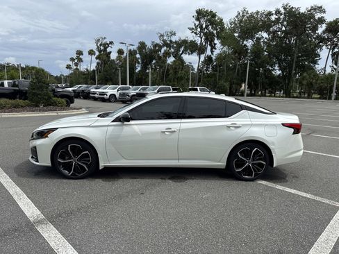 Used 2024 Nissan Altima 2.5 SR w/ SR Premium Package FWD image 6