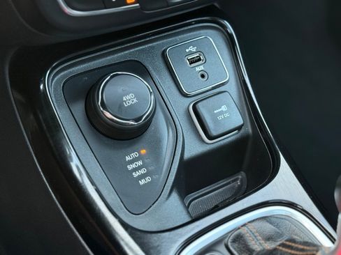 Used 2018 Jeep Compass Limited w/ Navigation Group AWD/4WD image 29