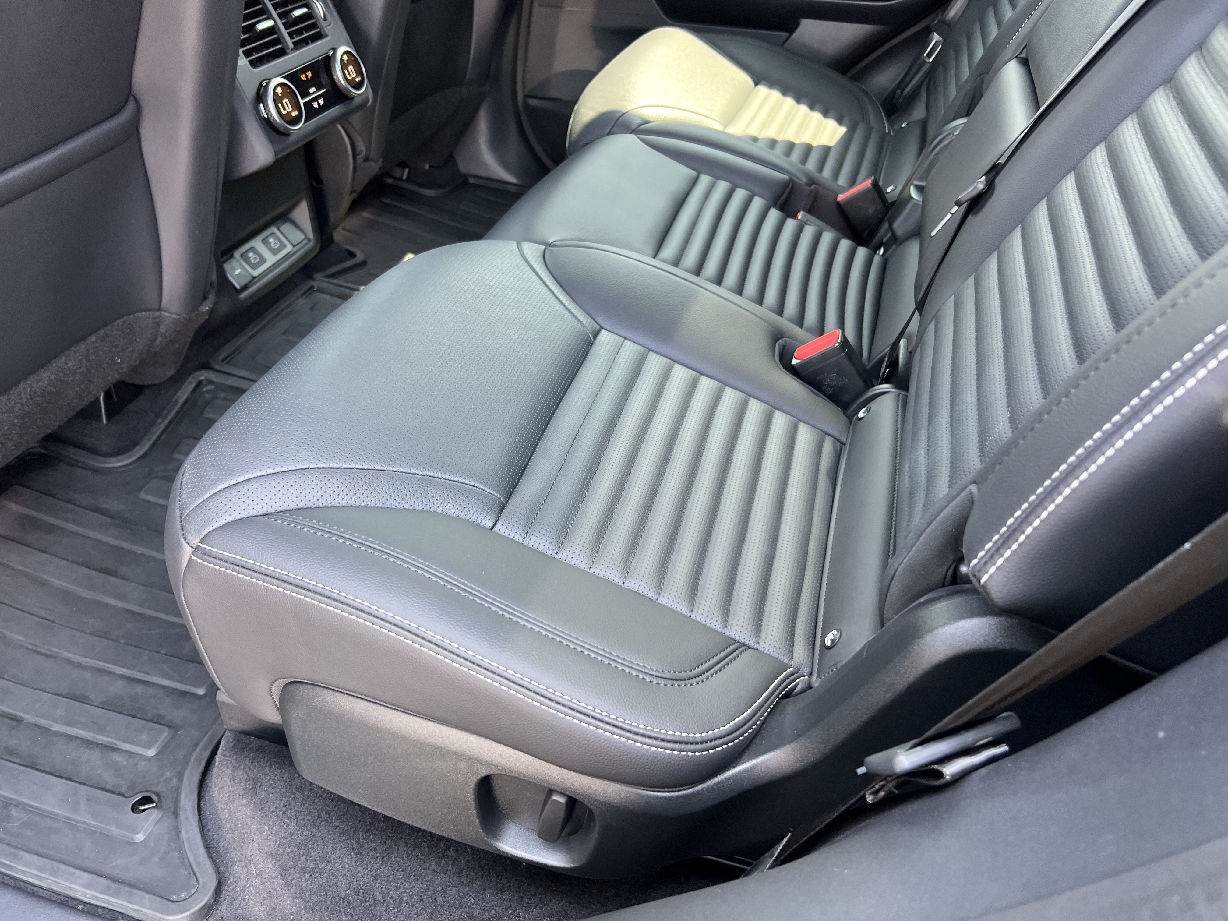Certified 2025 Land Rover Discovery S AWD/4WD image 36