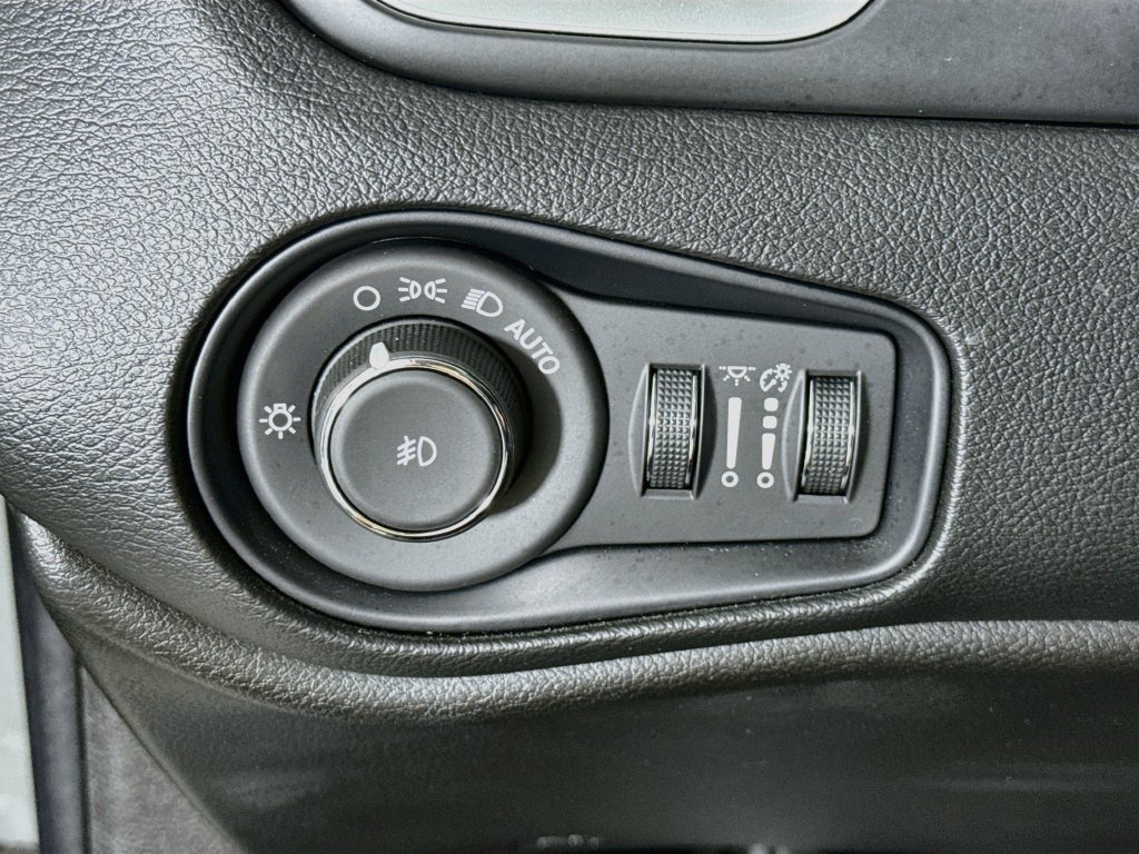 Used 2021 Jeep Renegade Latitude AWD/4WD image 19