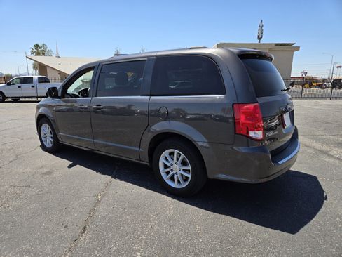 Used 2019 Dodge Grand Caravan SXT FWD image 3