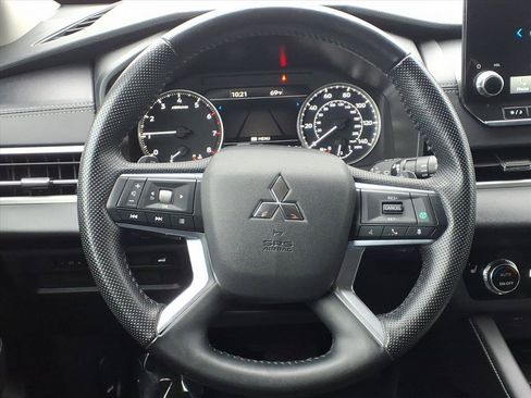 Used 2024 Mitsubishi Outlander AWD image 6