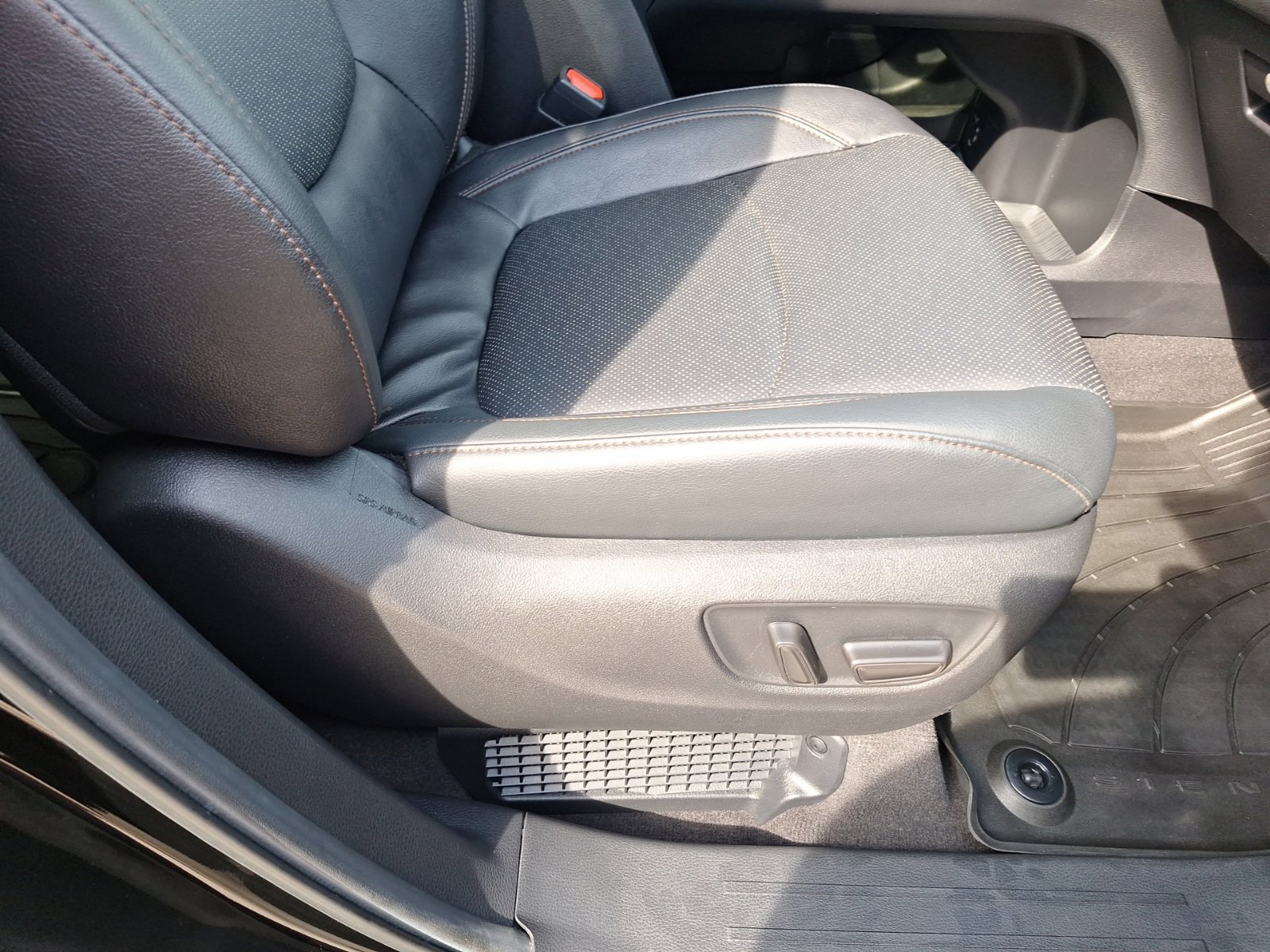 Used 2025 Toyota Sienna Platinum AWD/4WD image 35