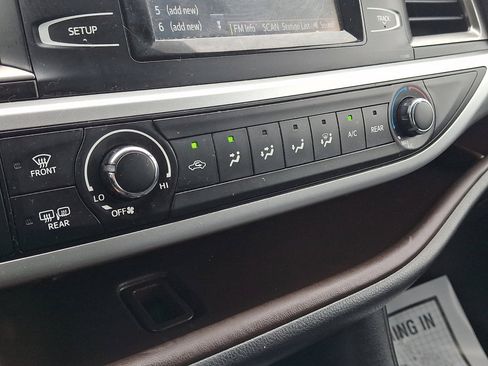 Used 2015 Toyota Highlander LE AWD/4WD image 29
