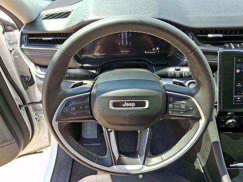 Used 2023 Jeep Grand Cherokee Laredo AWD/4WD image 18