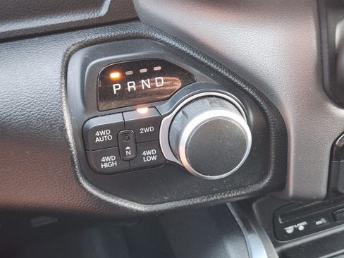 Used 2019 RAM 1500 4x4 Crew Cab image 16