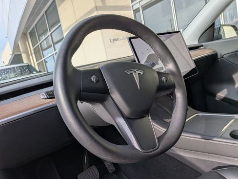 Used 2022 Tesla Model Y Long Range image 9