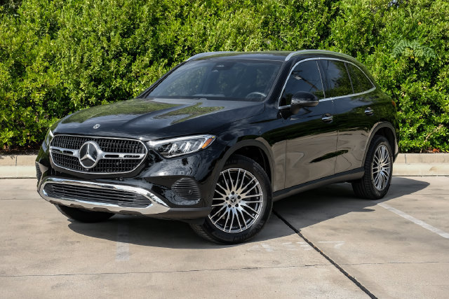 Used 2025 Mercedes-Benz GLC 300 4MATIC image 2
