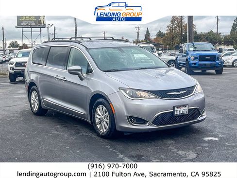 Used 2017 Chrysler Pacifica Touring-L image 5