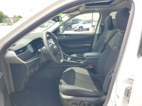 Used 2024 Jeep Grand Cherokee Laredo X AWD/4WD image 5