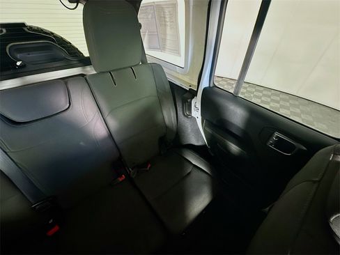 Used 2018 Jeep Wrangler Unlimited Sahara image 14