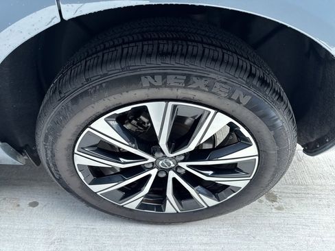 Used 2023 Volvo XC60 B5 Plus image 18