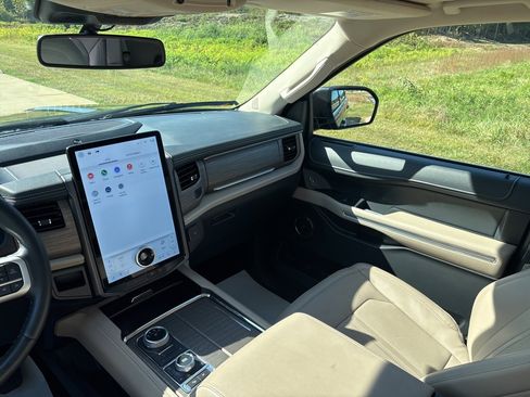 Used 2022 Ford Expedition Limited image 56